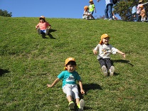 坂滑りをする子供の写真2