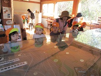 自然館を見学する子どもの写真2