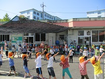 4歳クラスのダンスを踊る5歳児の写真