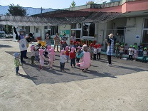 2歳クラスのダンスを踊る1，2歳児の写真