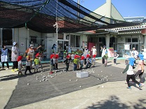 ジャンボリーミッキーを踊る子どもたちの写真