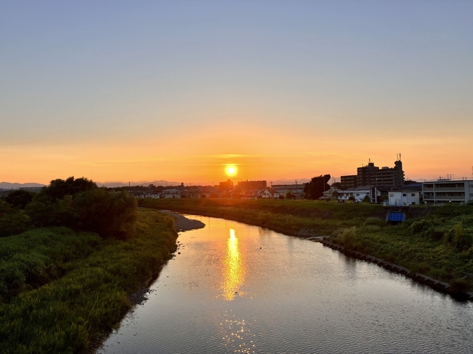 写真：夕日と浅川