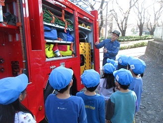 4歳児ぱんだ組の子どもが消防車を見学している様子の写真
