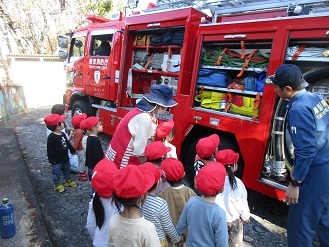2歳児うさぎ組の子どもが消防車を見学している様子の写真