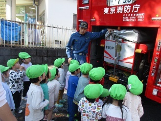 3歳児こあら組の子どもが消防車を見学している様子の写真