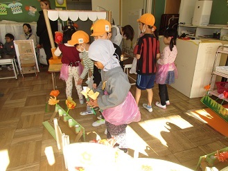 5歳児らいおん組の子どもがお花屋さんコーナーで遊んでいる様子の写真