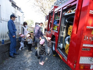 1歳児りす組の子どもが消防車を見学している様子の写真