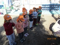 球根を植える子どもの写真3