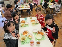 会食する5歳児の写真