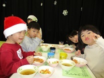 会食する4歳児の写真