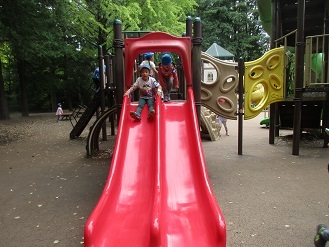 4歳児滑り台様子の写真