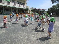 よさこいを踊る子どもたちの写真