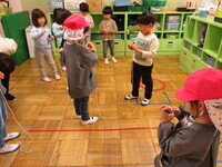 第二幼稚園とこまをする写真