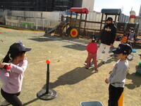 打球の練習をする子どもたちの様子の写真