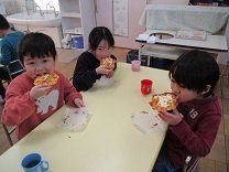 ピザを食べる子どもの写真