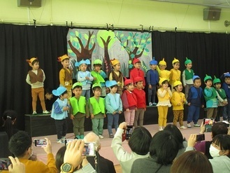 3歳児こあら組が劇の最後でみんなで歌を歌っている様子の写真