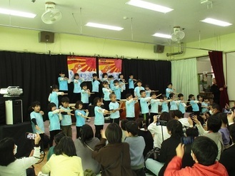 5歳児らいおん組の和太鼓の発表で最後のキメポーズの様子の写真