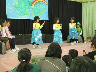 5歳児らいおん組の劇ピーターパンで人形役の子が踊っている様子の写真
