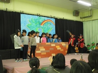 5歳児らいおん組の劇でフック船長の子がセルフを言っている様子の写真