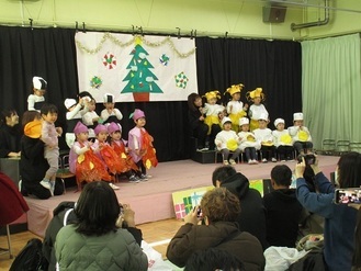 2歳児うさぎ組が劇の最後に歌を歌っている様子の写真
