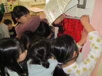 5歳児クラスが鬼からの手紙を読む様子の写真