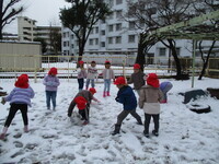 5歳児が雪遊びをしている様子の写真