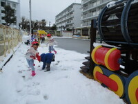 子どもが雪合戦を楽しむ様子の写真