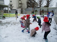 子どもたちが雪合戦をする様子の写真