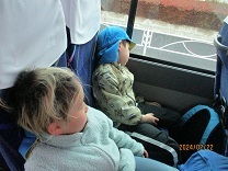 帰りのバスで眠っている子どもの写真