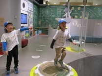 サイエンスドームで遊ぶ子供の写真