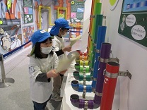 サイエンスドームで遊ぶ子どもの写真