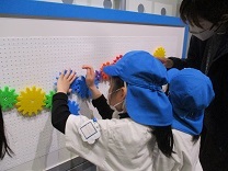 サイエンスドームで遊ぶ子どもの写真