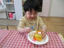 ケーキを食べている子どもの写真