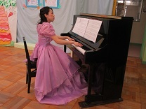 演奏中のピアニストの写真