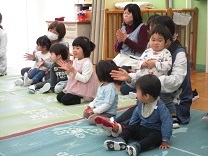 演奏を聴く乳児クラスの子どもの写真