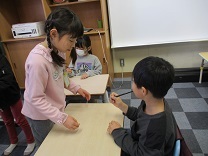 鉛筆の持ち方を教わる子どもの写真