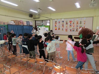 写真：5歳児　エコクマ・エコアラと一緒に踊っている様子