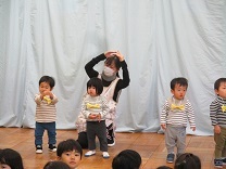 ひよこおんどを踊る0歳児の写真