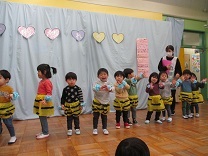子鬼の衣装で歌を歌う2歳児の写真