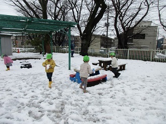 3歳児こあら組さんの雪遊びの様子の写真