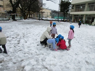 4歳児歳児ぱんだ組さんの雪遊びの様子の写真