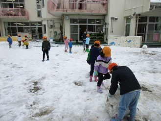 5歳児らいおん組さんの雪遊びの様子の写真