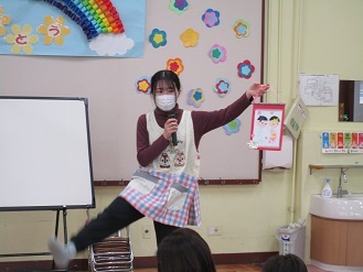 3月の誕生会で0歳児クラスのおひなさま製作を紹介している様子の写真
