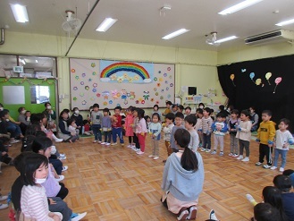 お別れ会で3歳児クラスの子ども達がお祝いの歌をうたっている様子の写真
