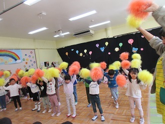 お別れ会で4歳児クラスの子ども達がダンスを踊っている様子の写真