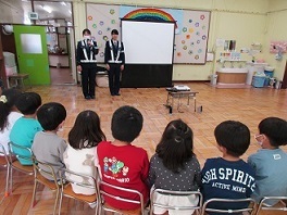 5歳児が交通安全教室で日野警察の方から話を聞いている様子の写真