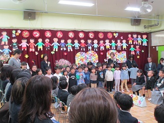 3月の卒園式に4歳児クラスがお祝いの歌や言葉を伝えに来た様子の写真