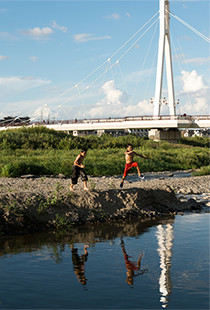 写真：川辺で遊ぶこどもたちの様子