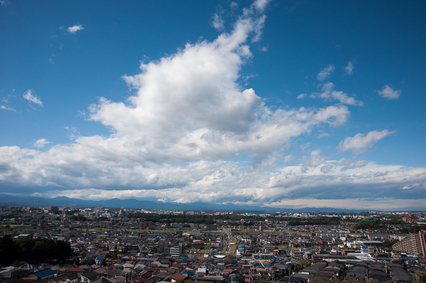 写真：自然がのこる日野市と青空