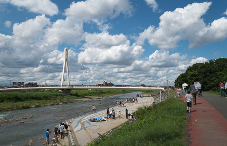 写真：川と青空